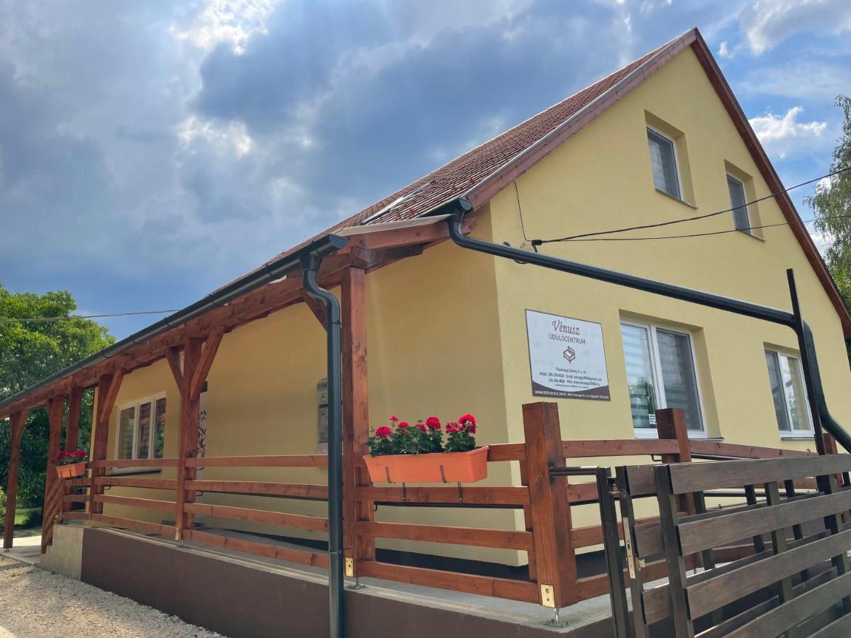 Venusz Ueduelocentrum Tiszacsege Eksteriør billede
